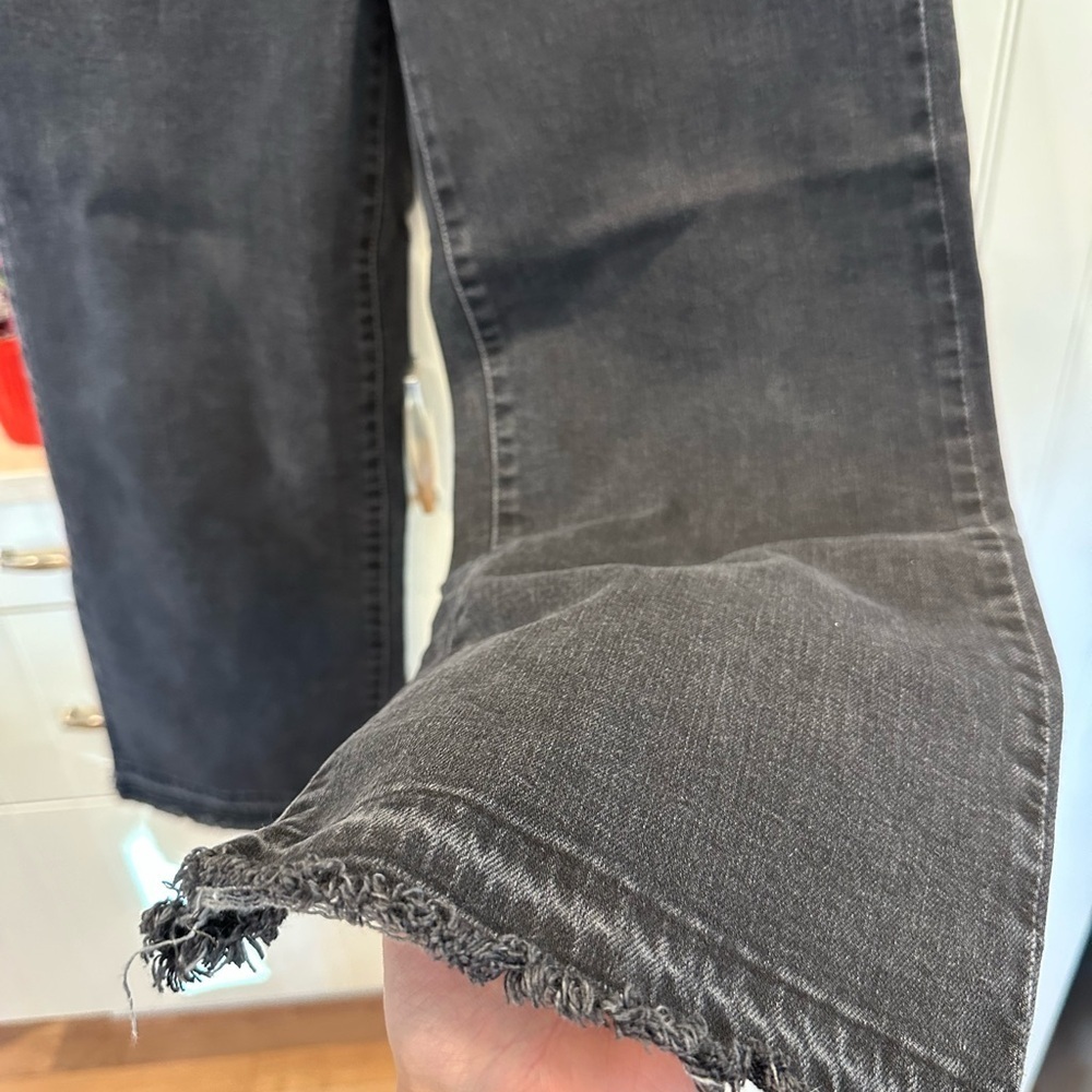 Cropped Black Levi’s Jeans - Picture 4 of 6
